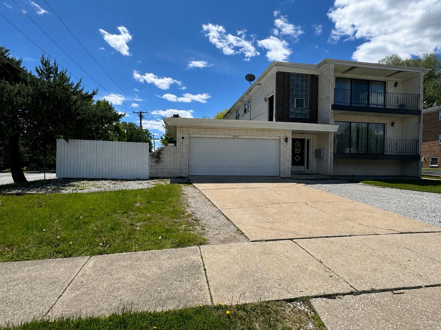 16W611 56th Street #1 — Clarendon Hills, IL 60514