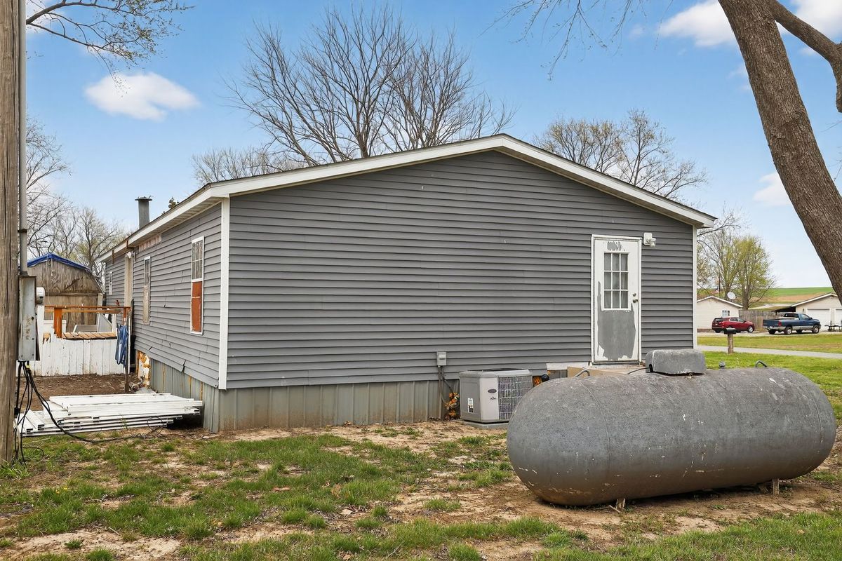 21309 Gambill Lane, Carlyle, IL 62231