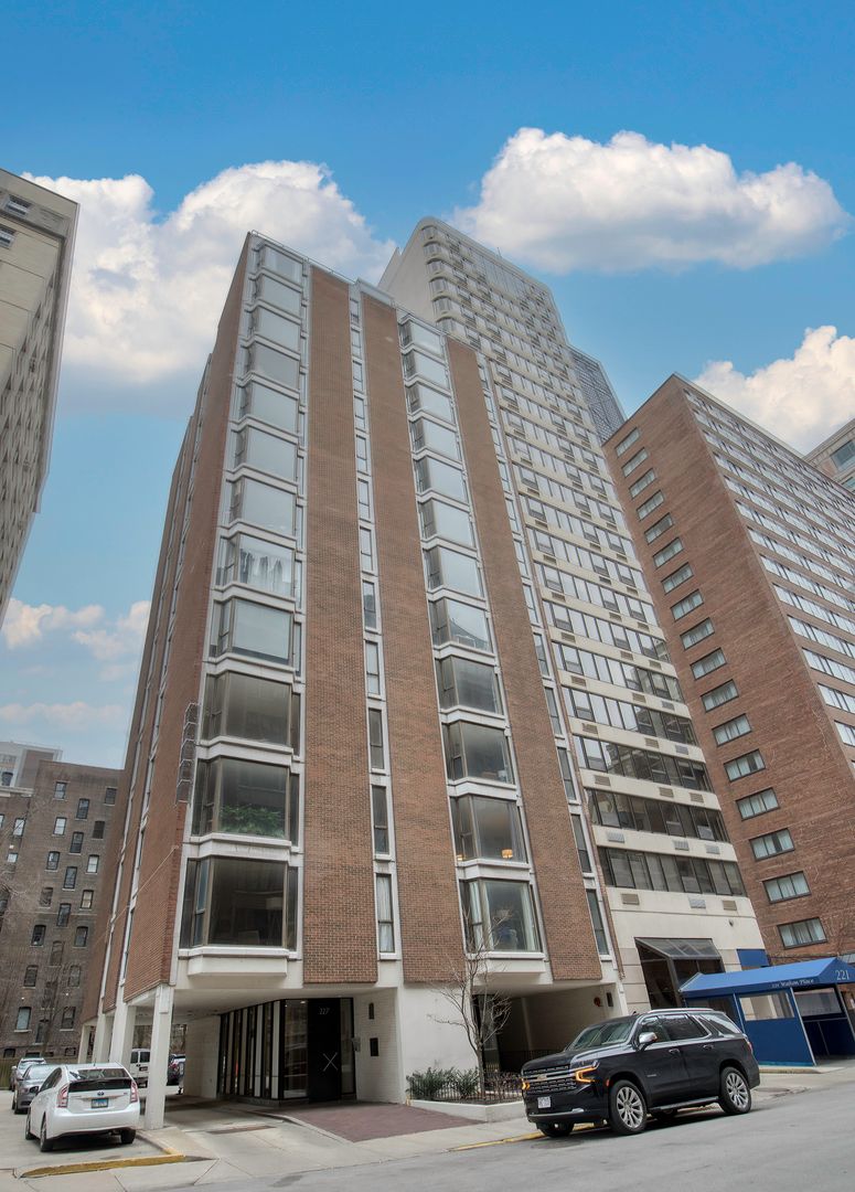 227 Walton Place, Chicago, IL 60611