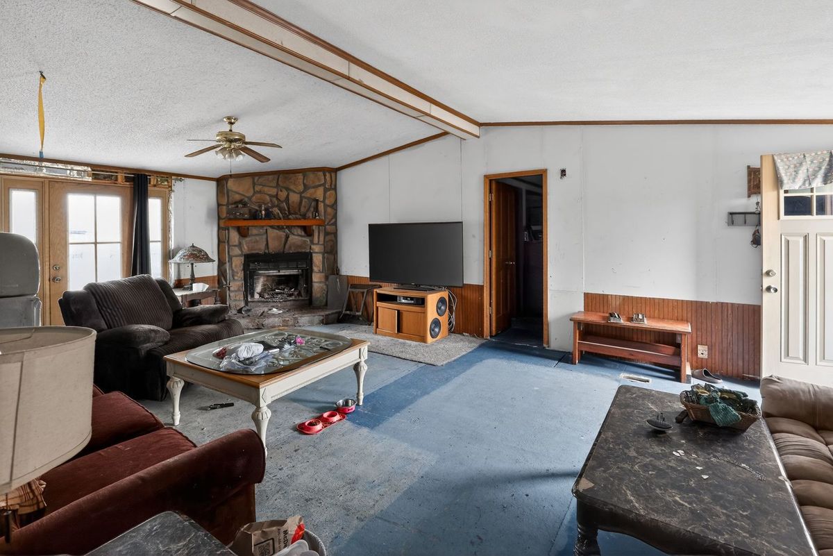 21309 Gambill Lane, Carlyle, IL 62231