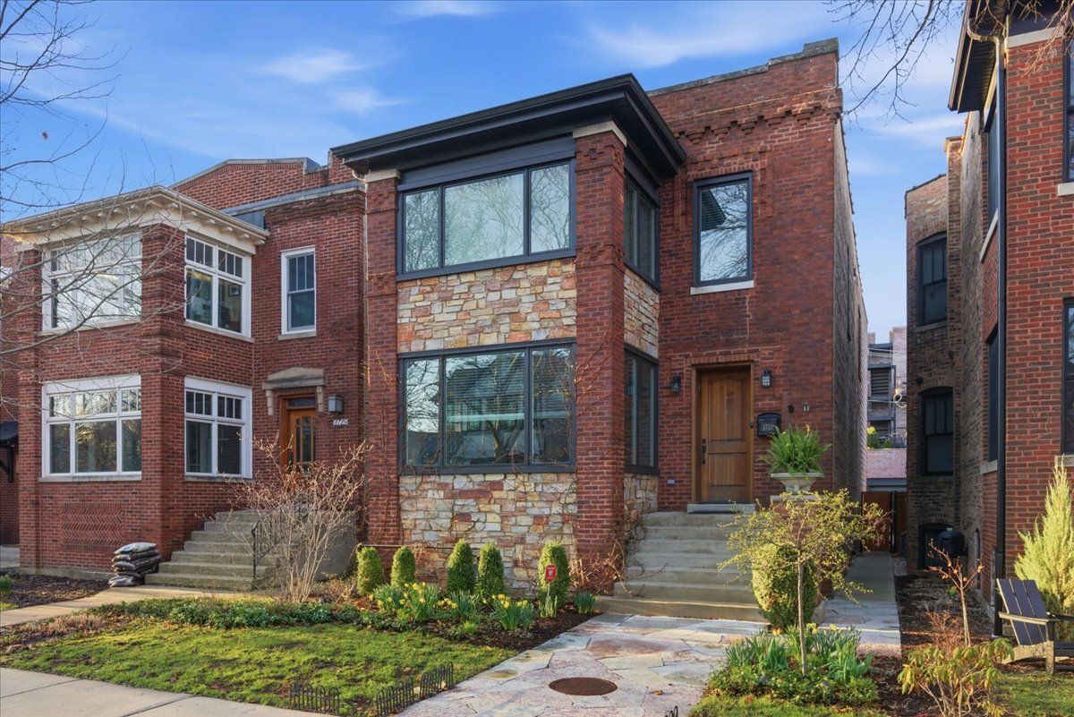 2733 W Agatite Avenue — Chicago, IL 60625