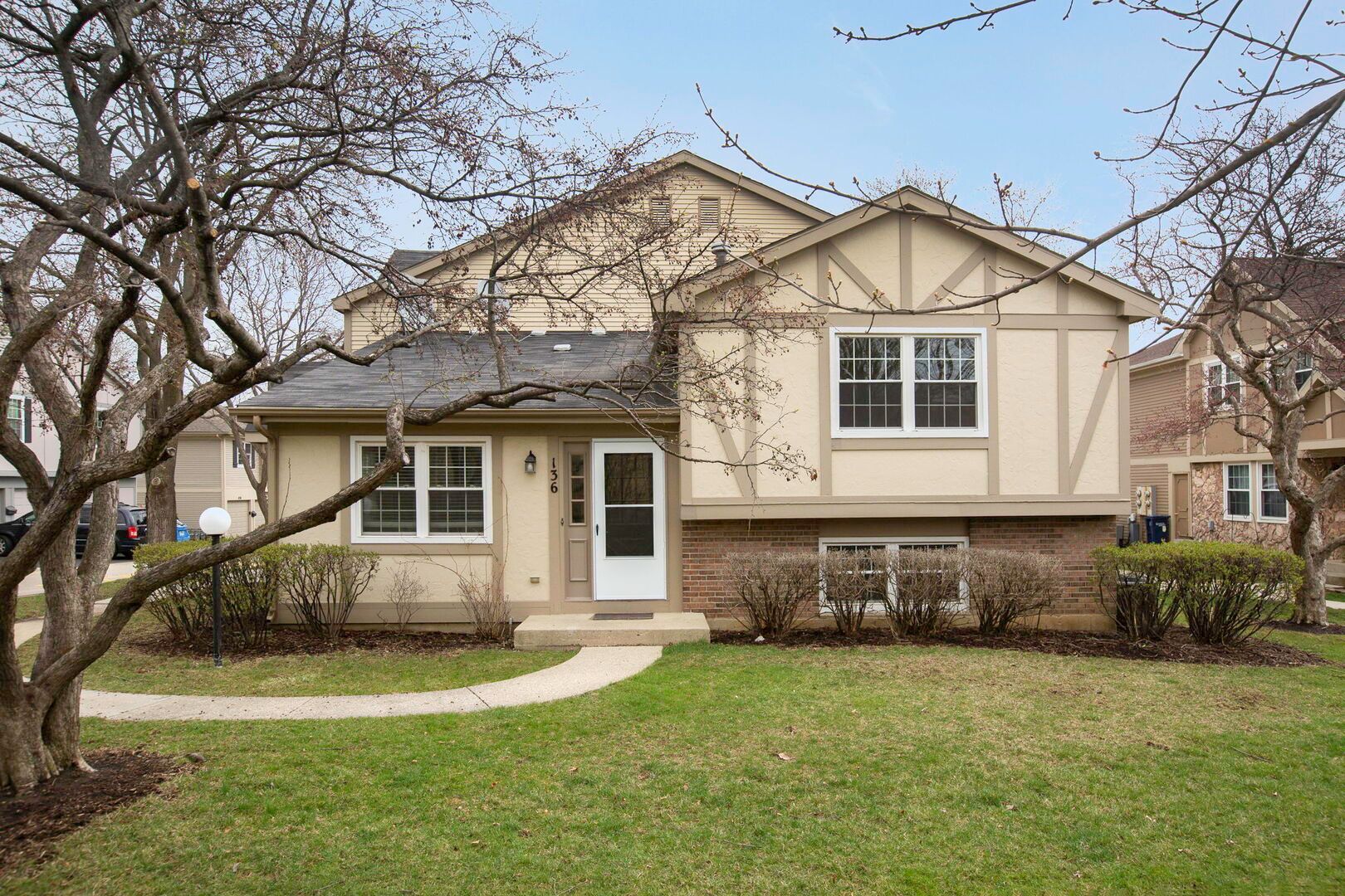 136 Brookwood Court — Vernon Hills, IL 60061