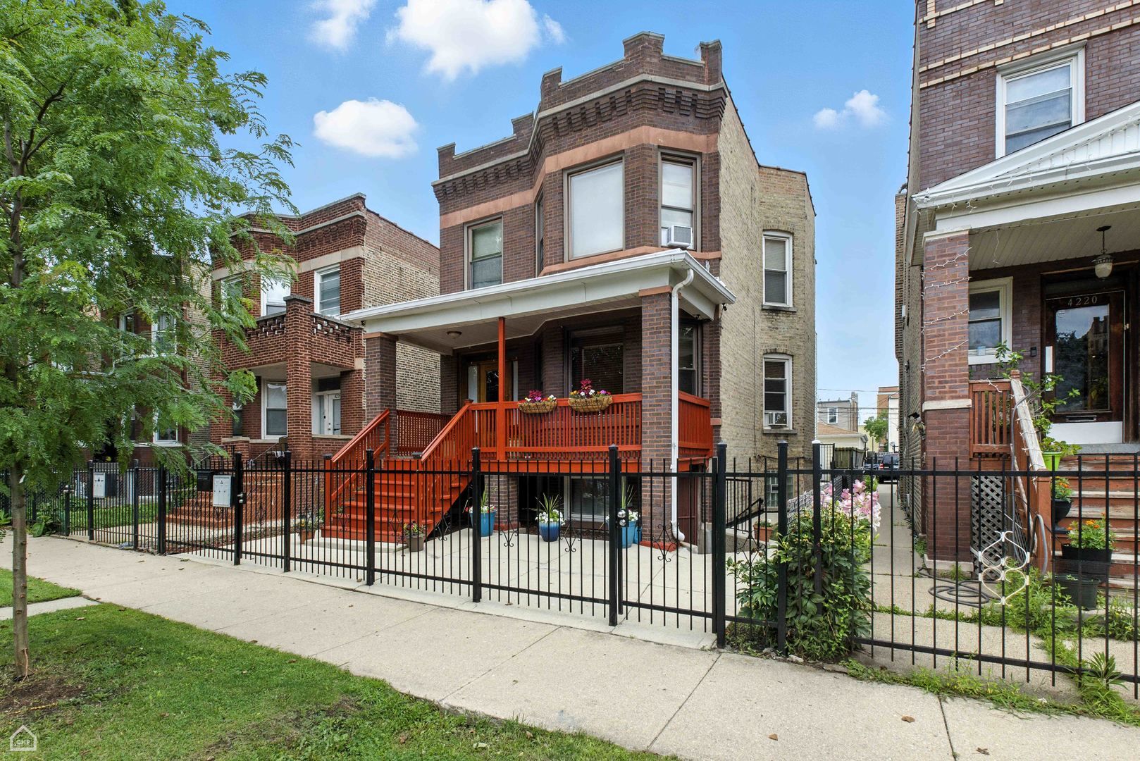 4224 W Kamerling Avenue — Chicago, IL 60651