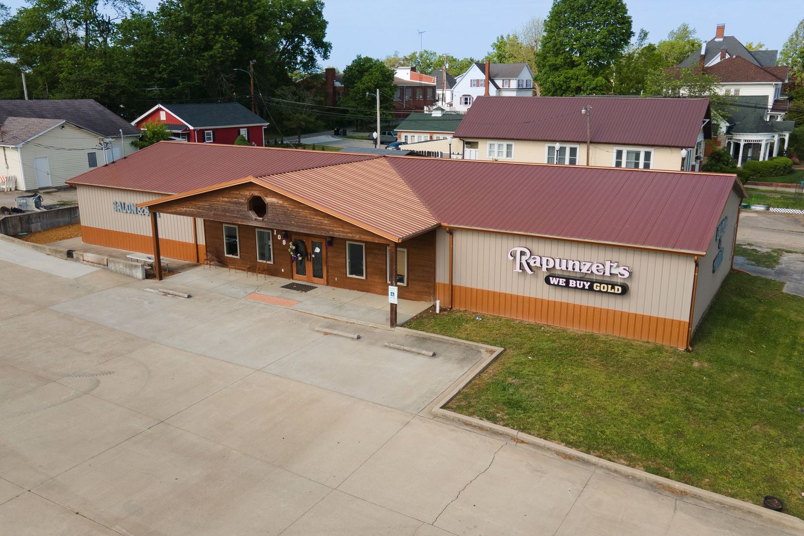 109 W Poplar Street — Harrisburg, IL 62946