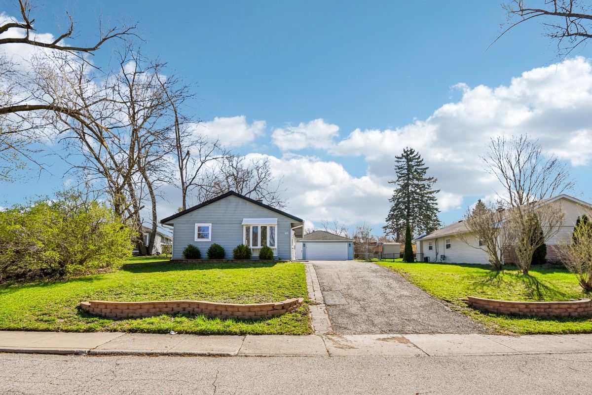 1819 Papoose Road, Carpentersville, IL 60110