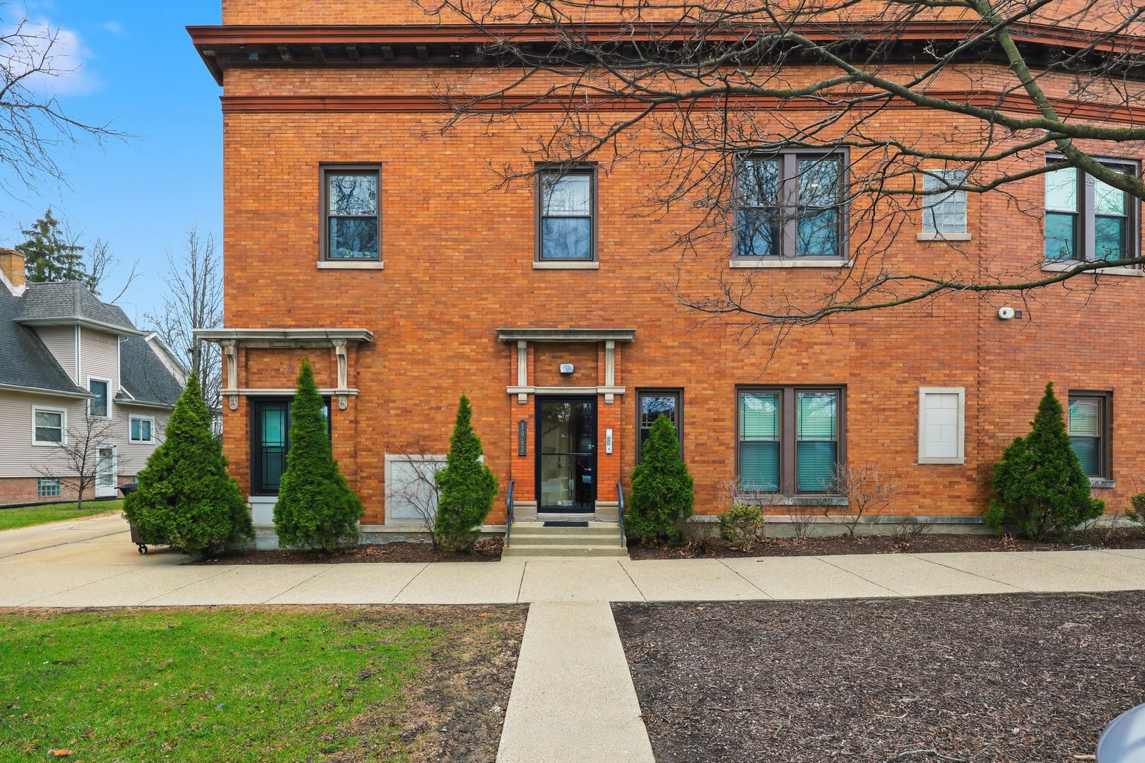 5962 N East Circle Avenue #7 — Chicago, IL 60631