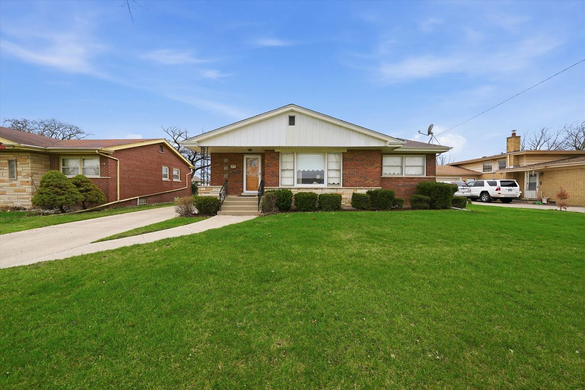 834 Maple Drive, Chicago Heights, IL 60411