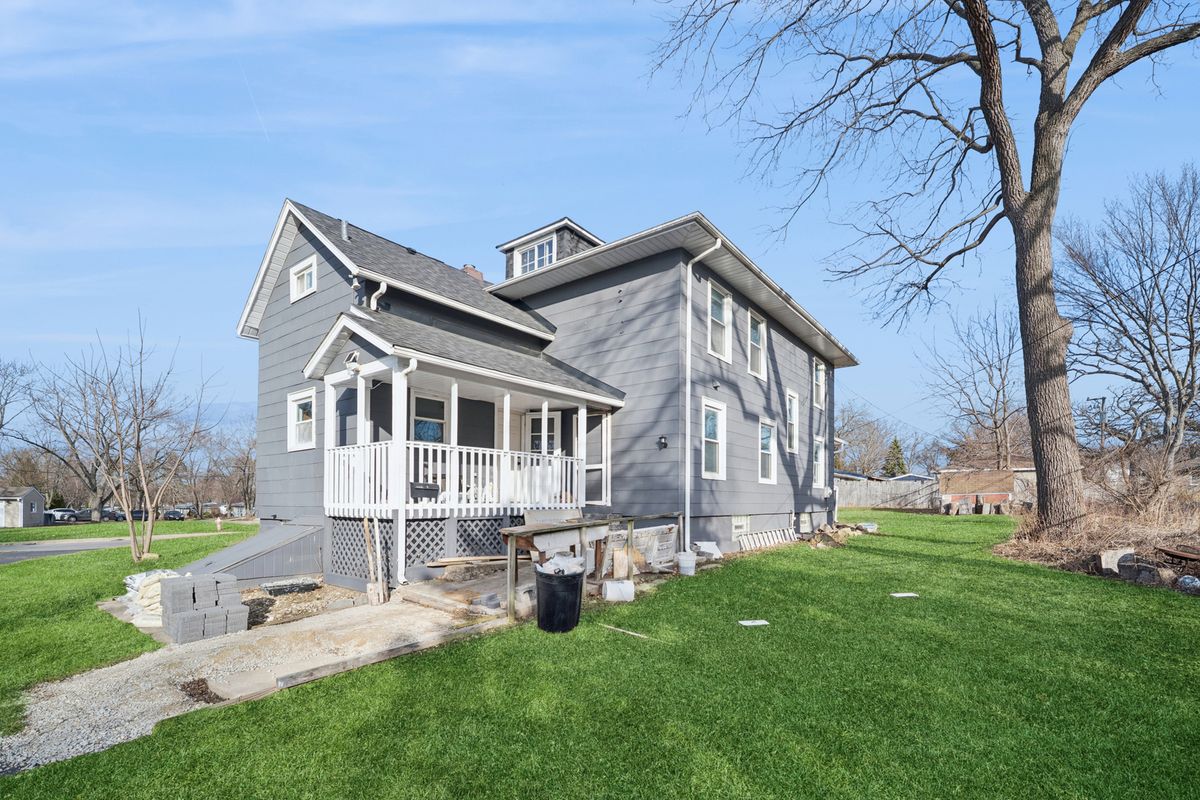 9 Center Road, Streamwood, IL 60107