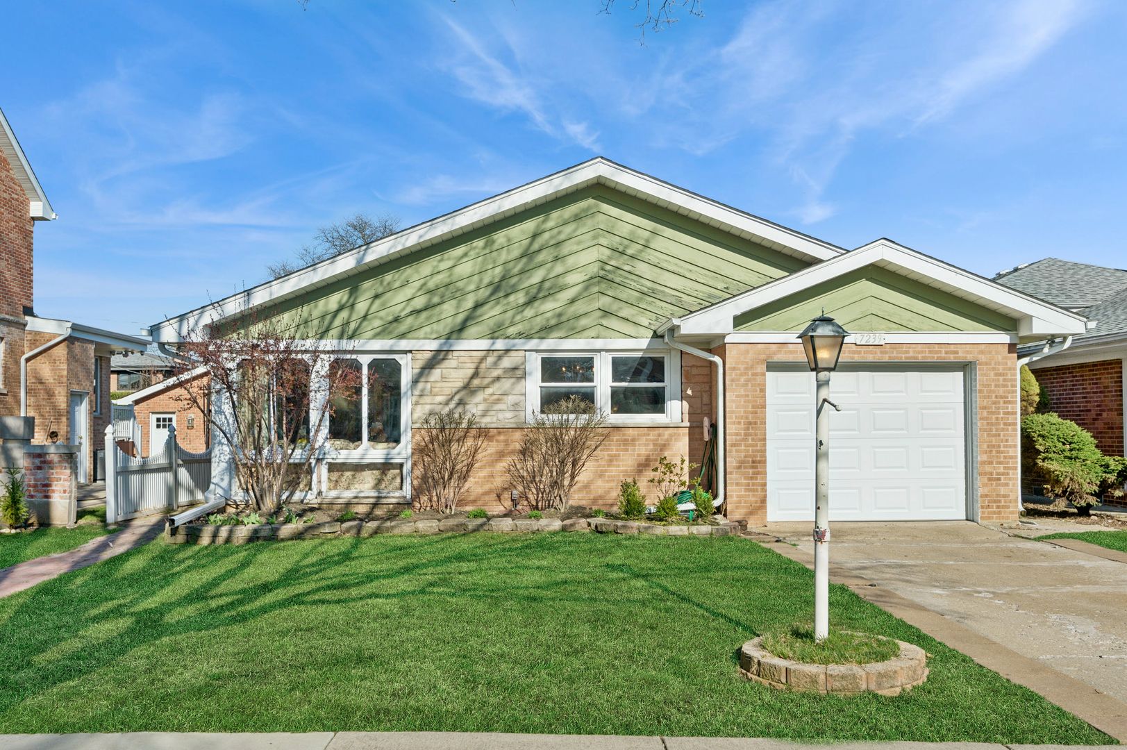 7239 N Tripp Avenue — Lincolnwood, IL 60712