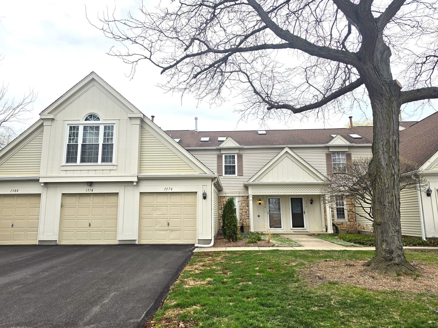 1376 Longacre Lane — Wheeling, IL 60090
