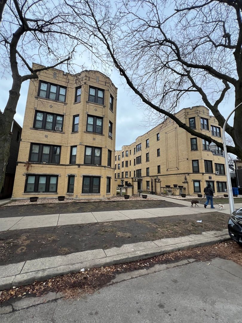 3819 Greenview Avenue — Chicago, IL 60613