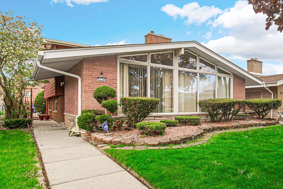 9238 Constance Avenue, Chicago, IL 60617