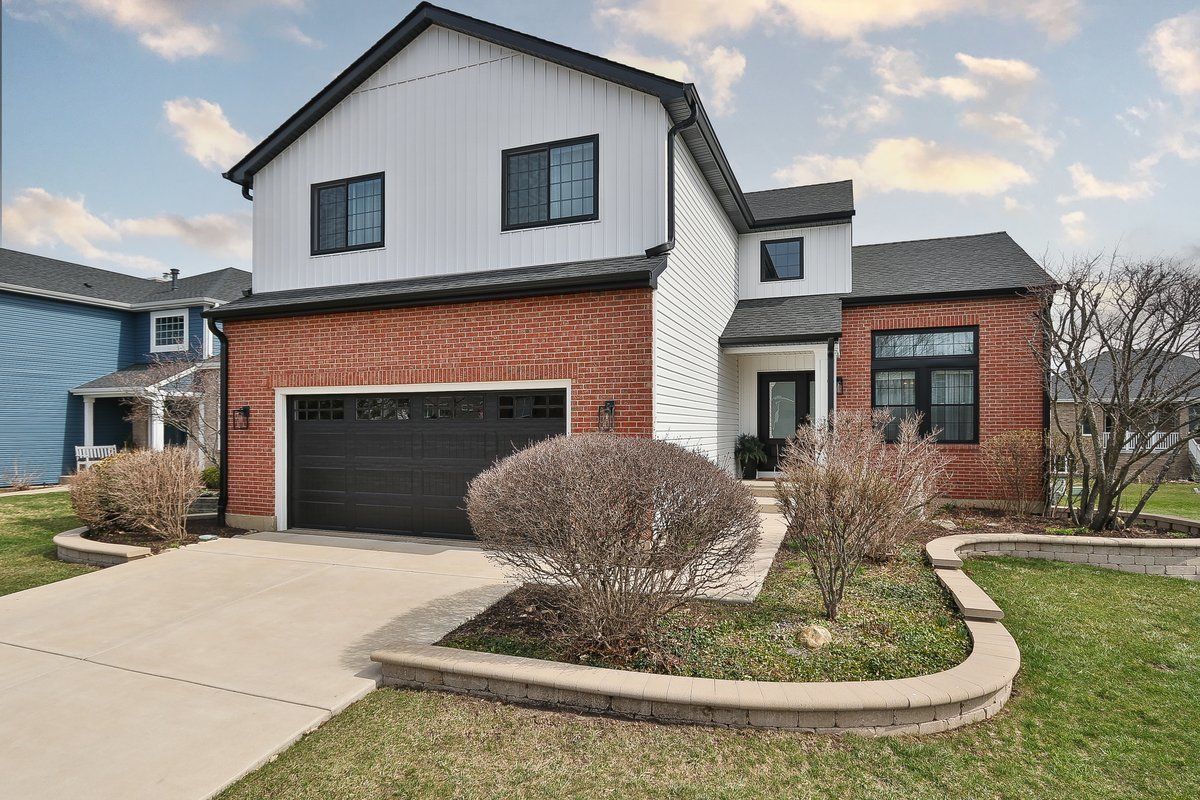 9015 Hillcrest Lane — Woodridge, IL 60517