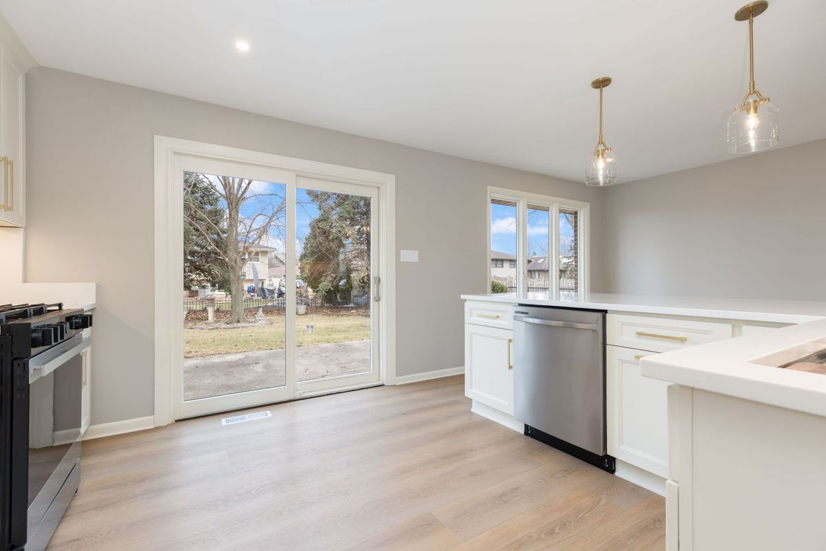 8518 Candlelight West Drive, Willow Springs, IL 60480