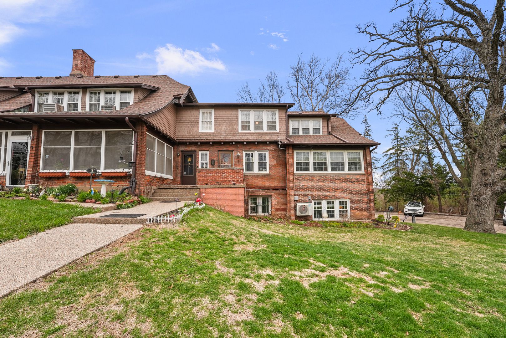 2 Breezy Point Road — Clinton, IA 52732