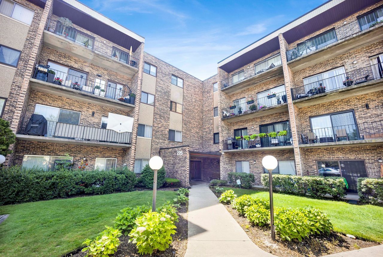 725 Huntington Commons Road — Mount Prospect, IL 60056