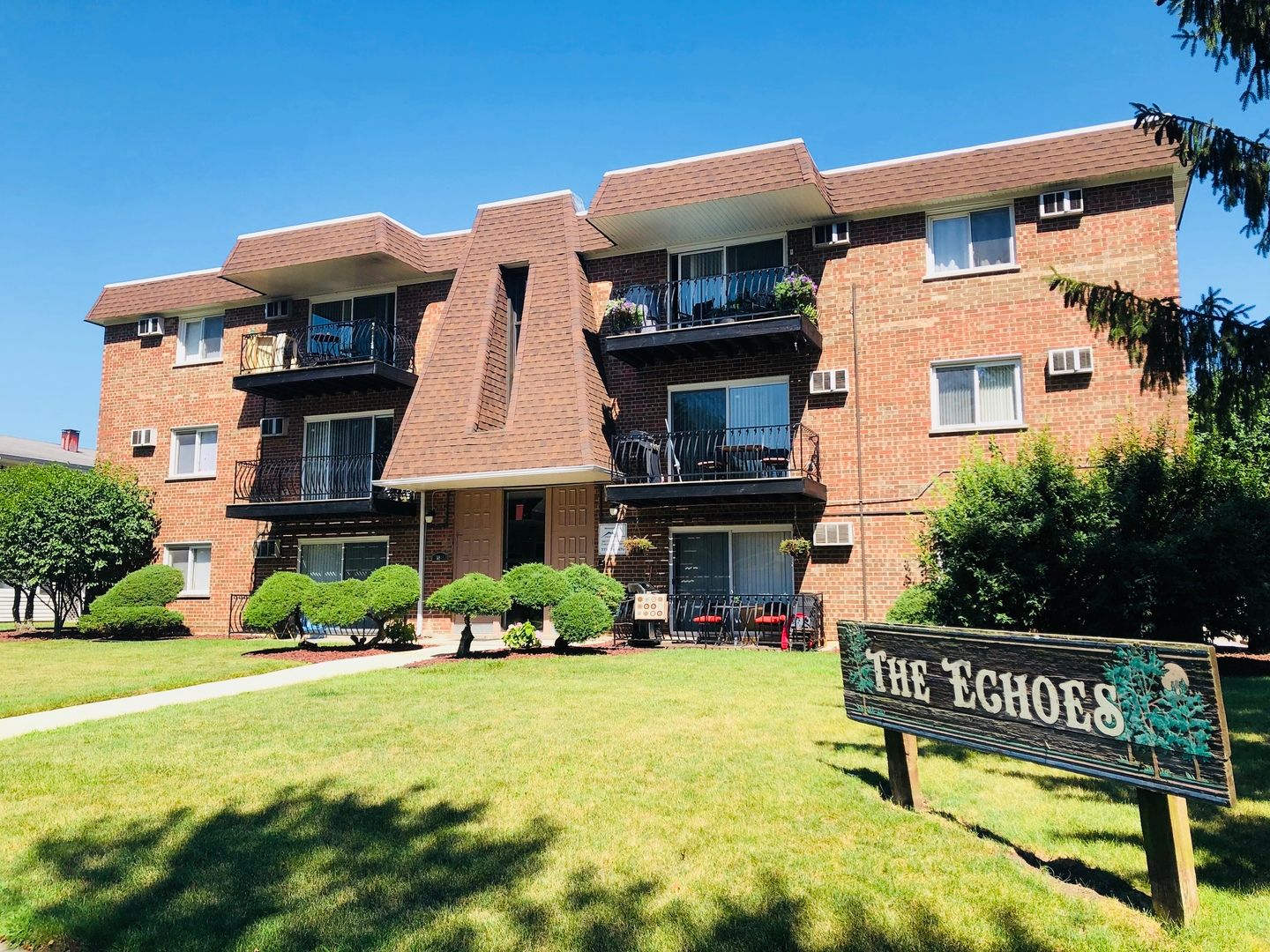 10S453 Echo Lane #11 — Willowbrook, IL 60527
