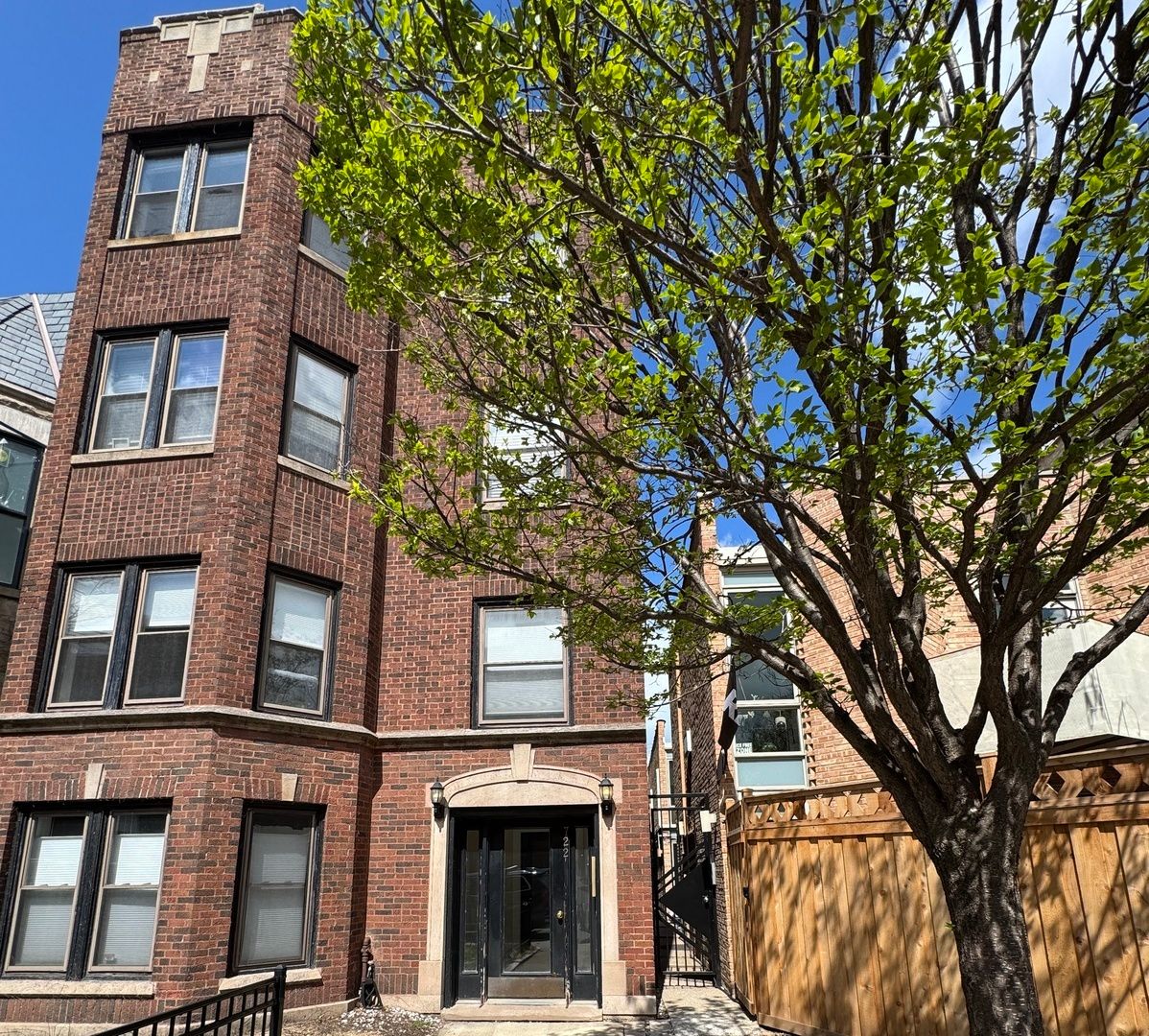 722 W Oakdale Avenue #1R — Chicago, IL 60657