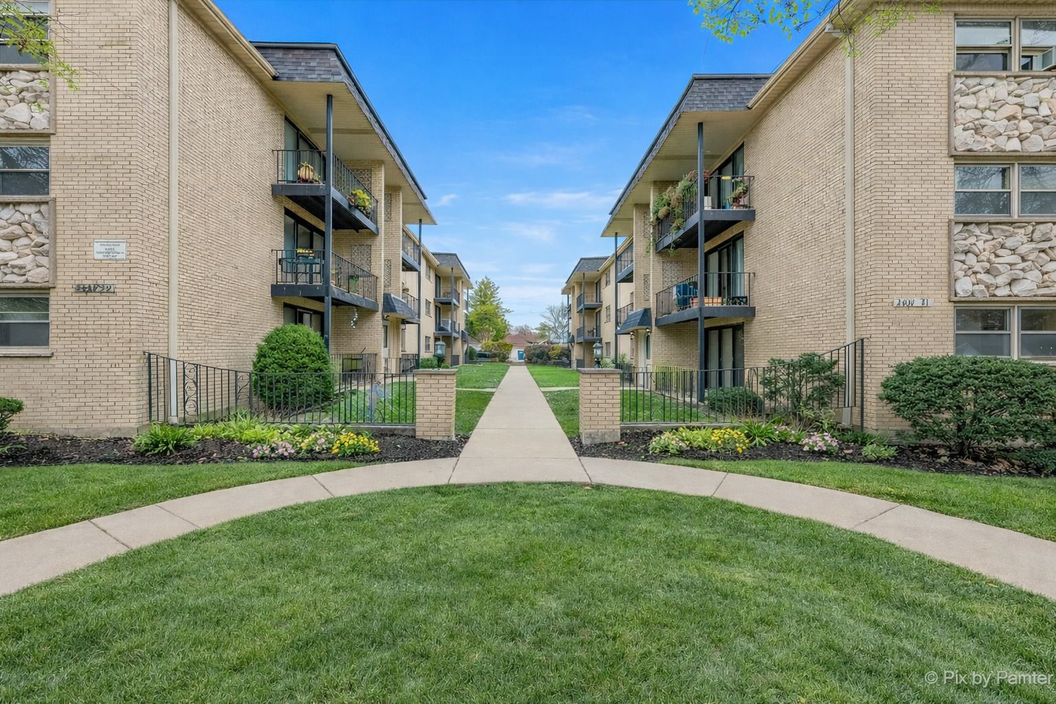 2037 N Harlem Avenue #1W — Chicago, IL 60707