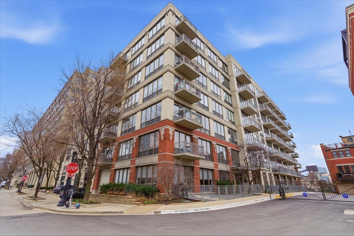 1000 N Kingsbury Street #104 — Chicago, IL 60610