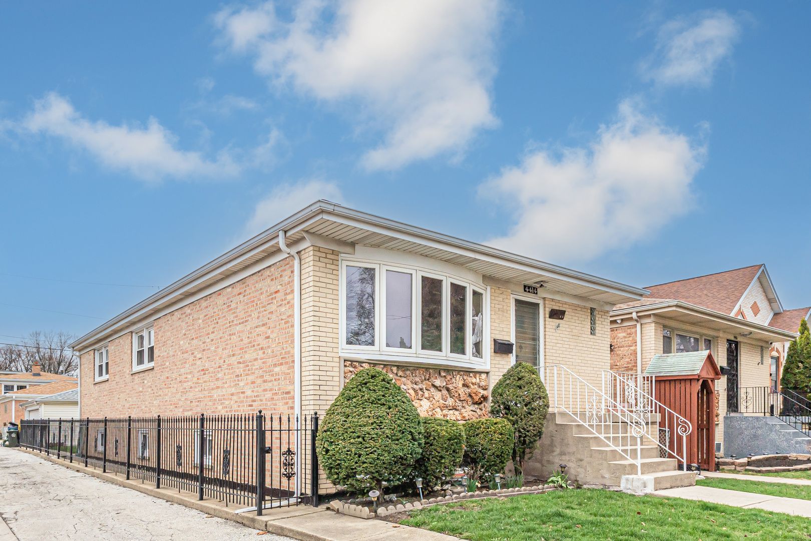 4414 N Nagle Avenue — Harwood Heights, IL 60706