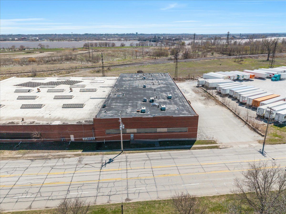 1609 W River Drive — Davenport, IA 52802