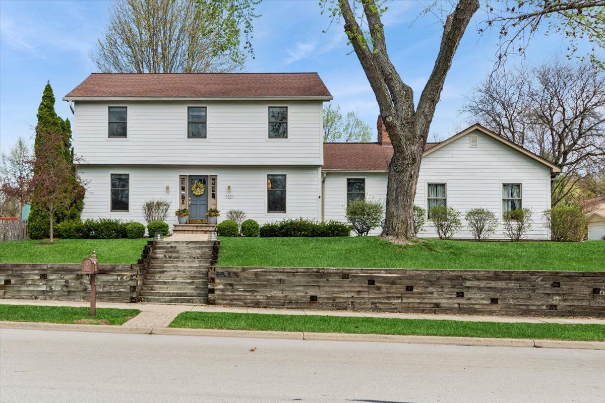 1221 Whirlaway Avenue — Naperville, IL 60540