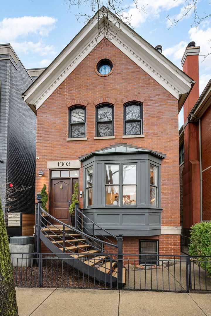 1303 W Schubert Avenue — Chicago, IL 60614