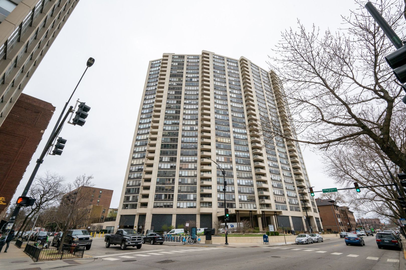 3930 N PINE GROVE Avenue #310 — Chicago, IL 60613