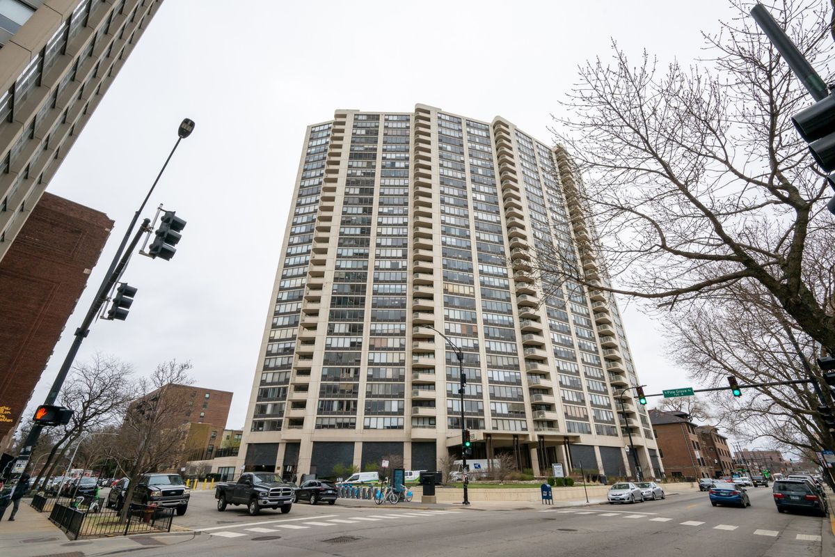 3930 PINE GROVE Avenue, Chicago, IL 60613