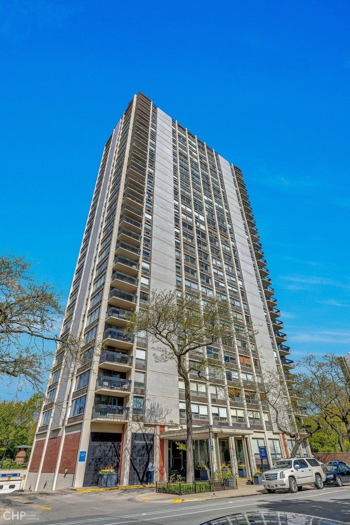 1355 N Sandburg Terrace #2005 — Chicago, IL 60610
