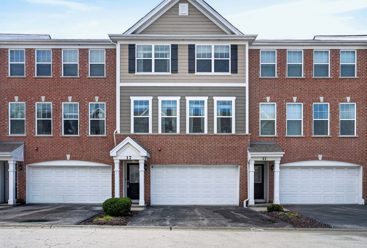 17 Grey Wolf Drive, Wheeling, IL 60090