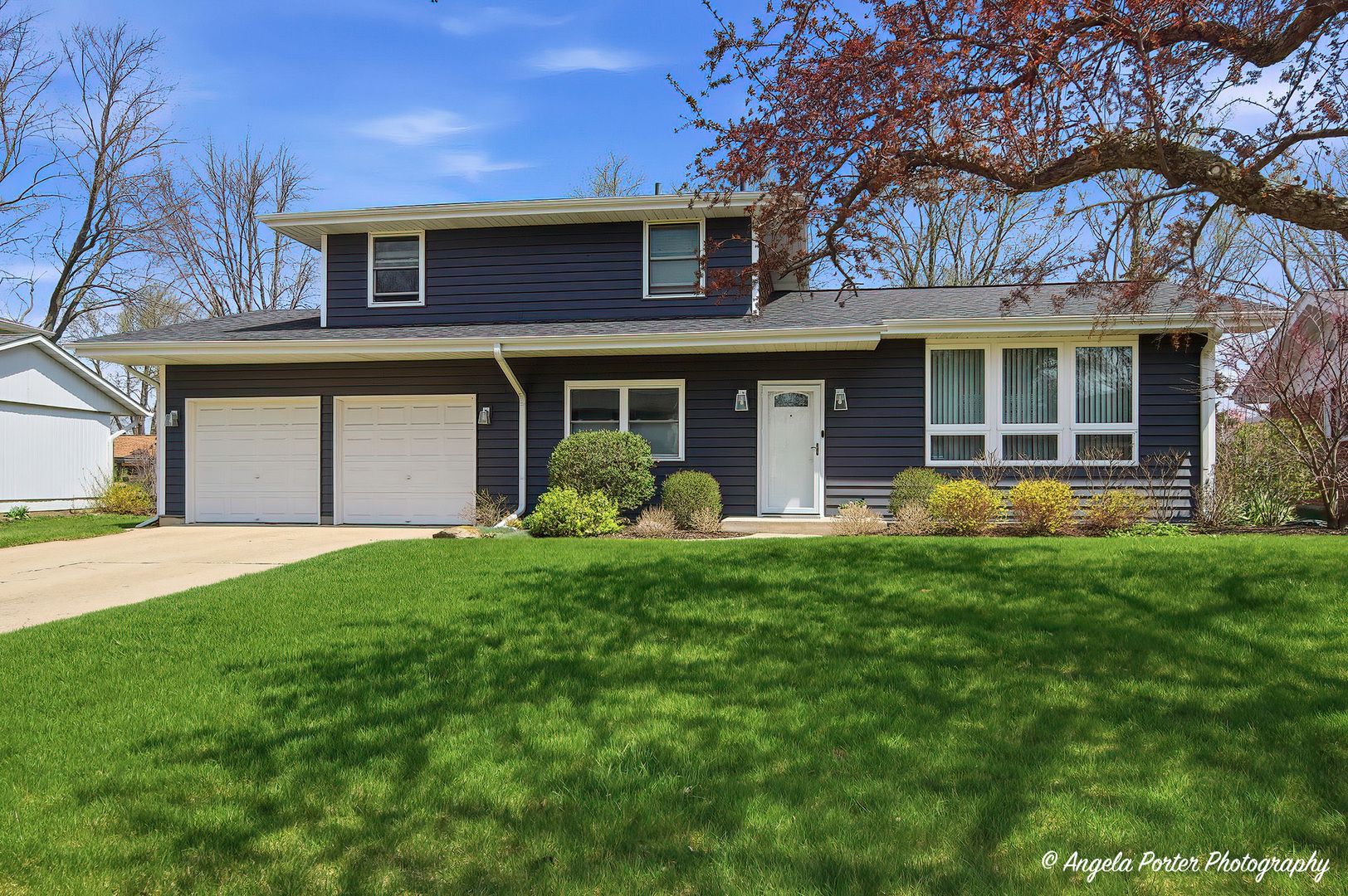 412 Surrey Lane — Lindenhurst, IL 60046