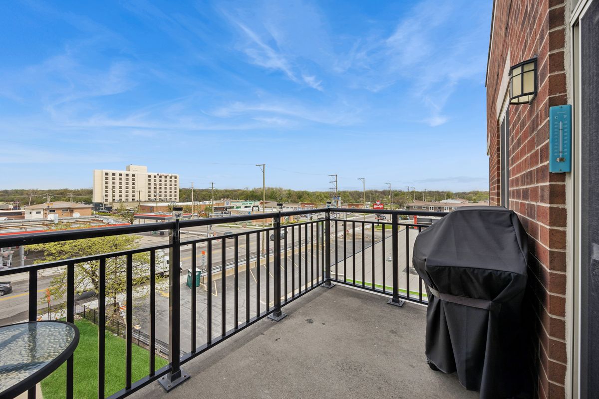 9355 Irving Park Road #401, Schiller Park, IL 60176