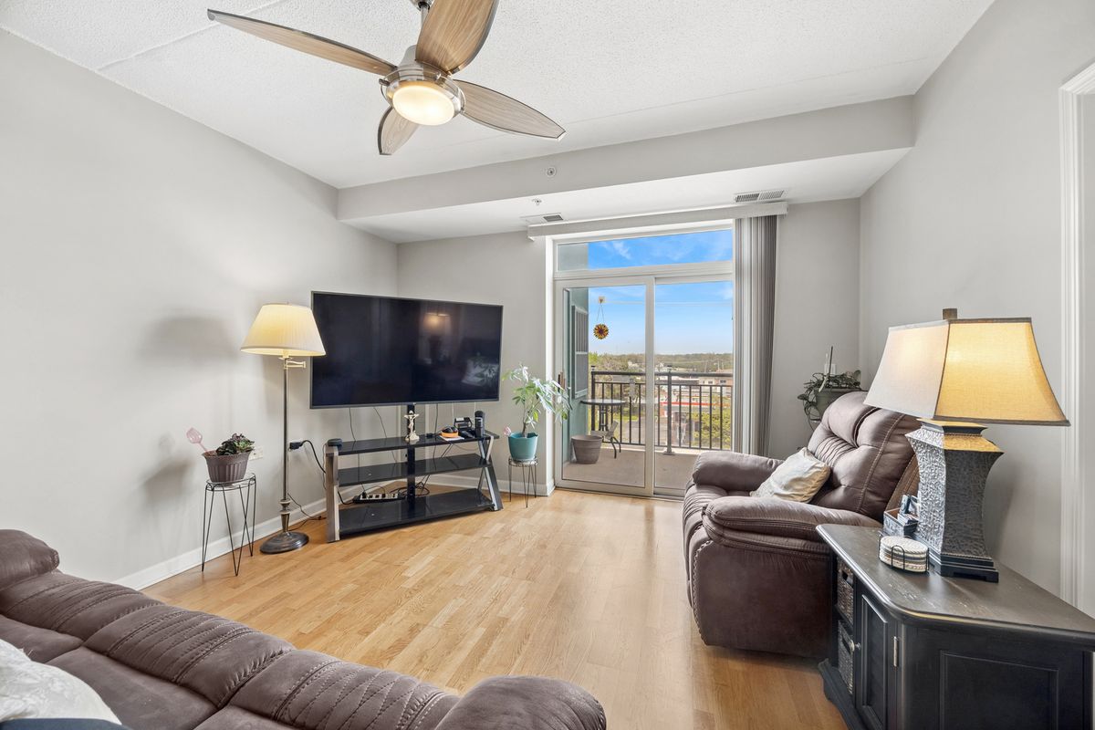 9355 Irving Park Road #401, Schiller Park, IL 60176