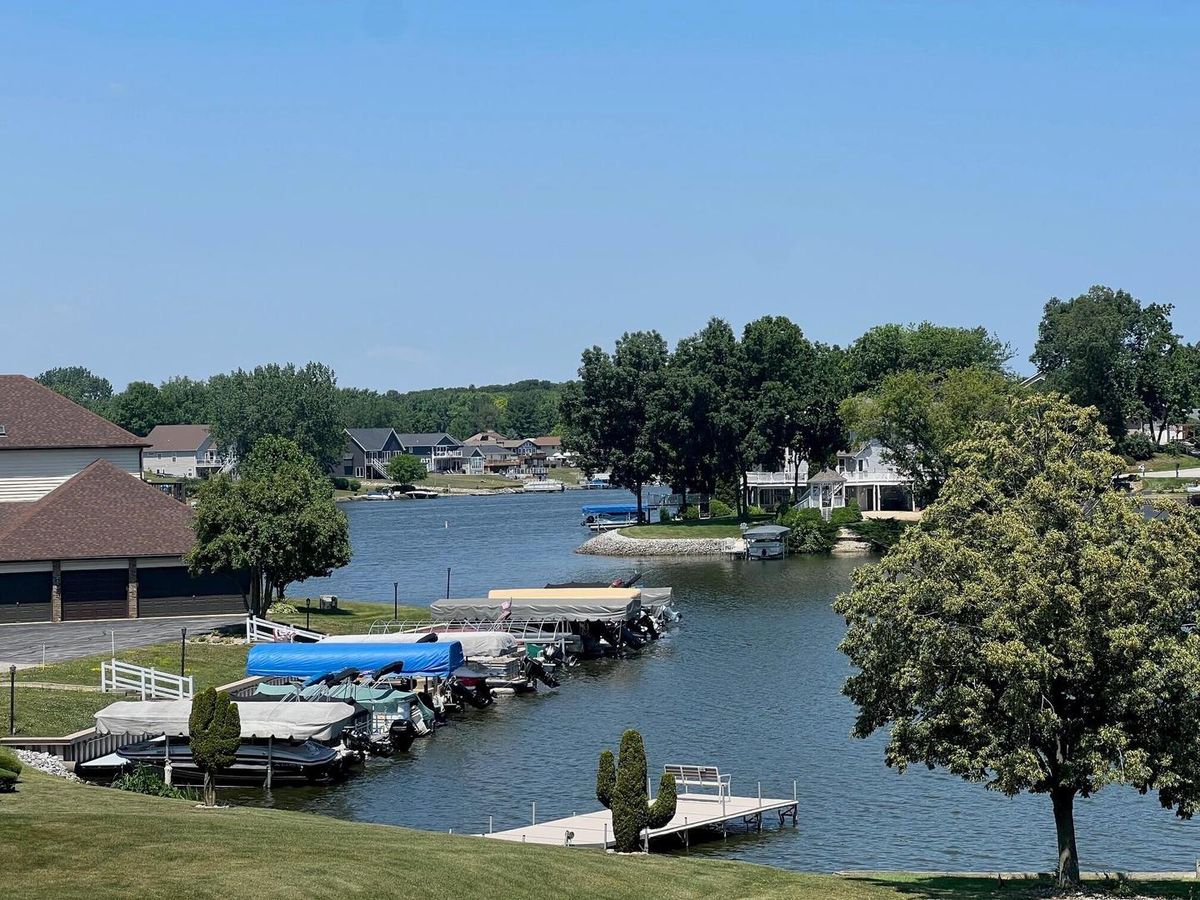 5065 Spinnaker Lane #E, Crown Point, IN 46307
