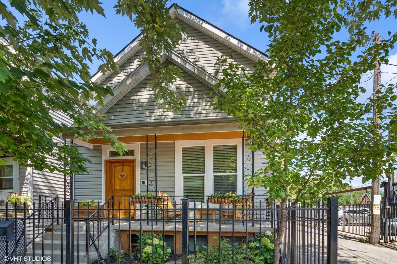 2760 W Saint Mary Street — Chicago, IL 60647