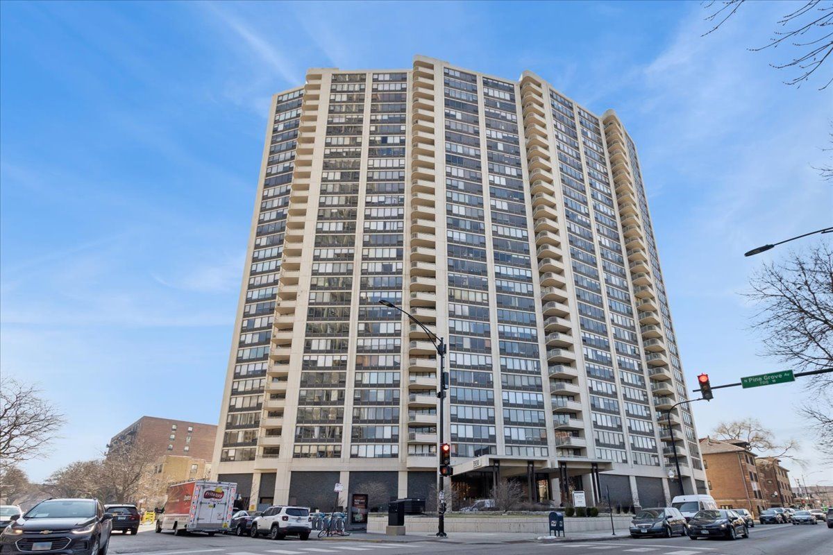 3930 N Pine Grove Avenue #816 — Chicago, IL 60613