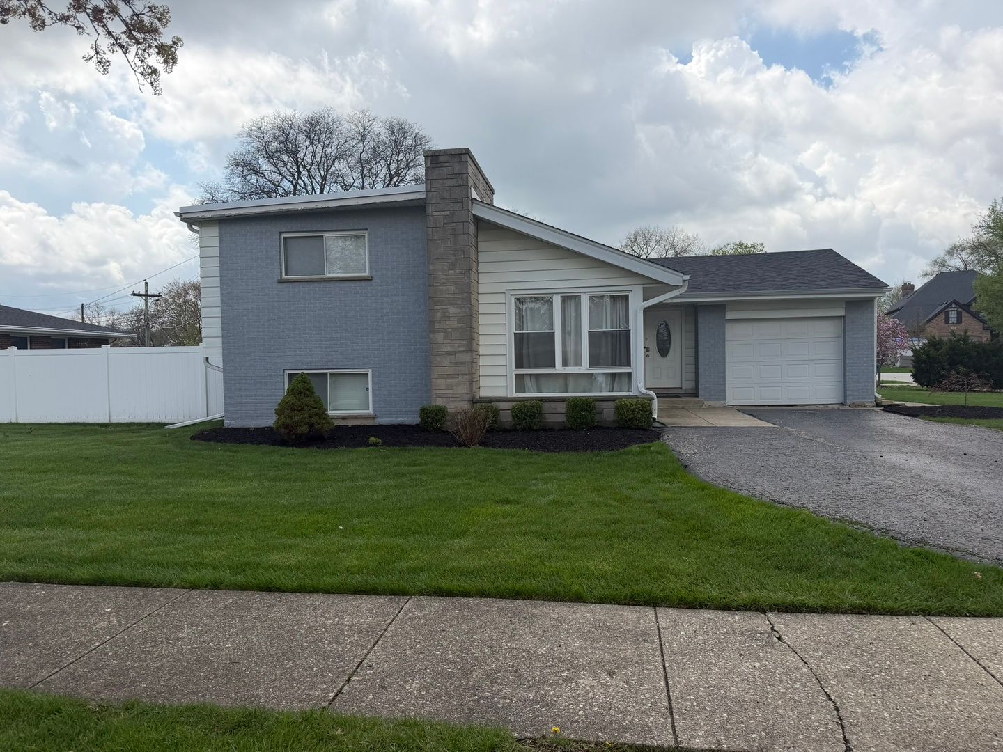 340 E Huntington Lane — Elmhurst, IL 60126
