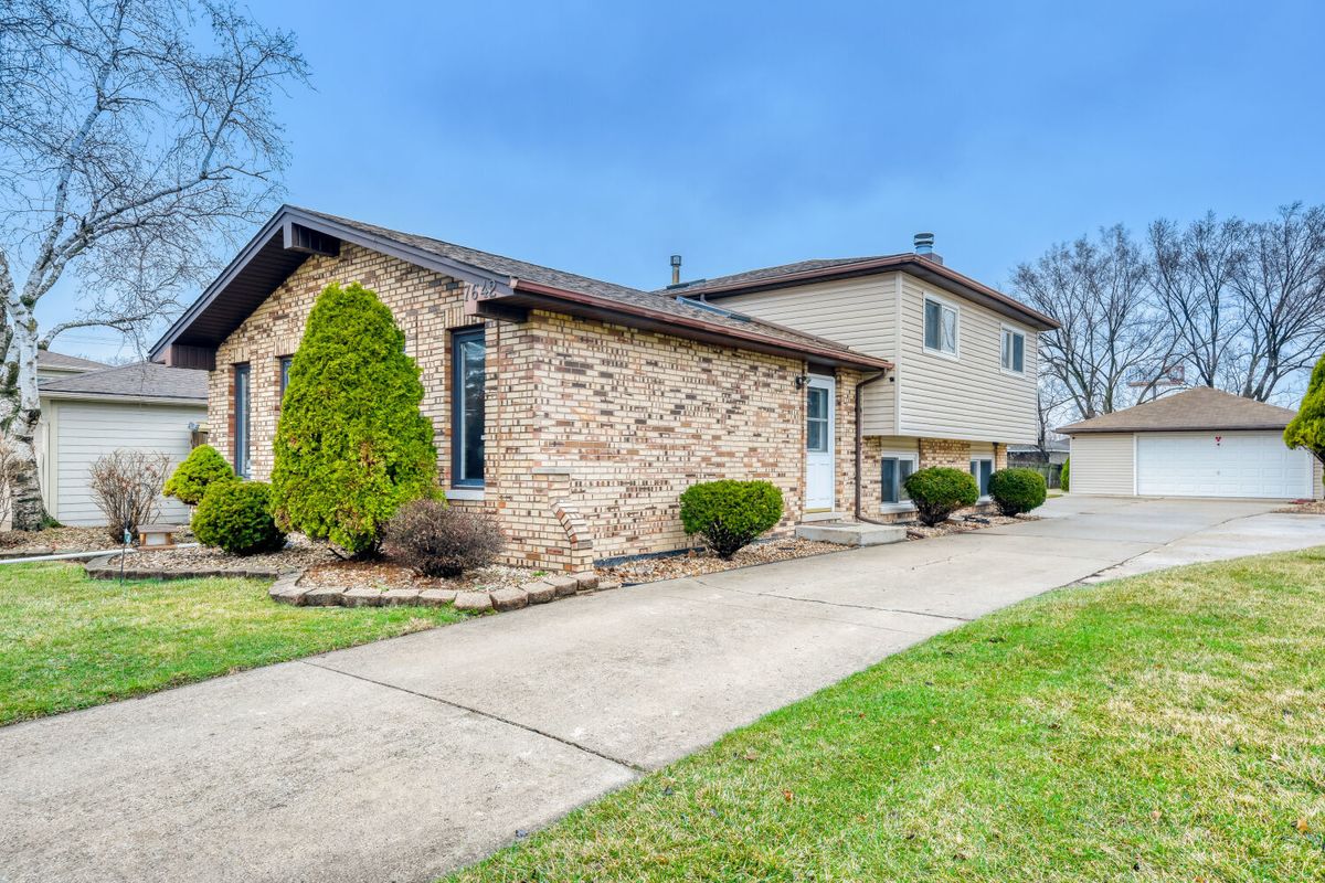 7642 92ND Place, Hickory Hills, IL 60457