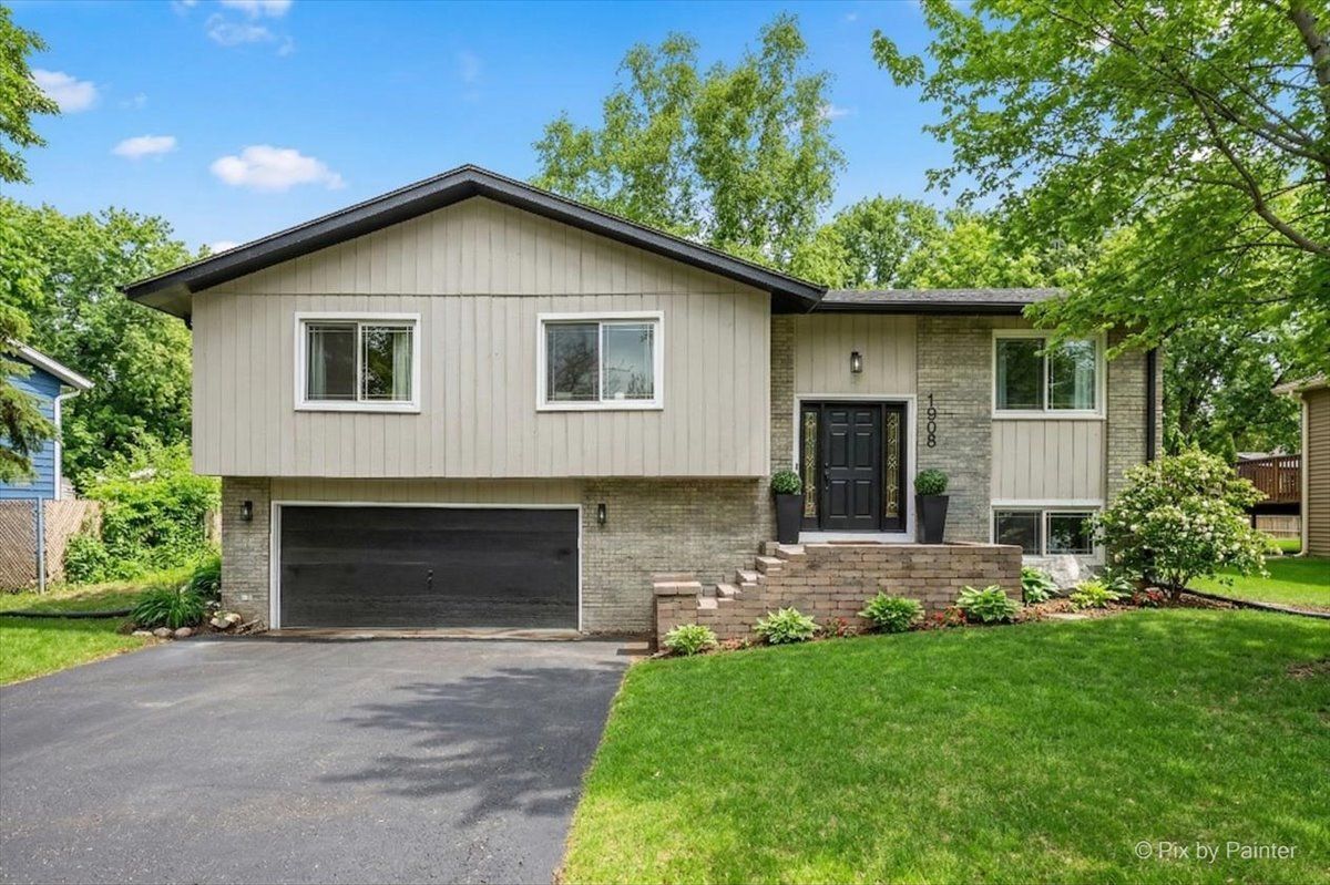 1908 Moore Avenue, St. Charles, IL 60174