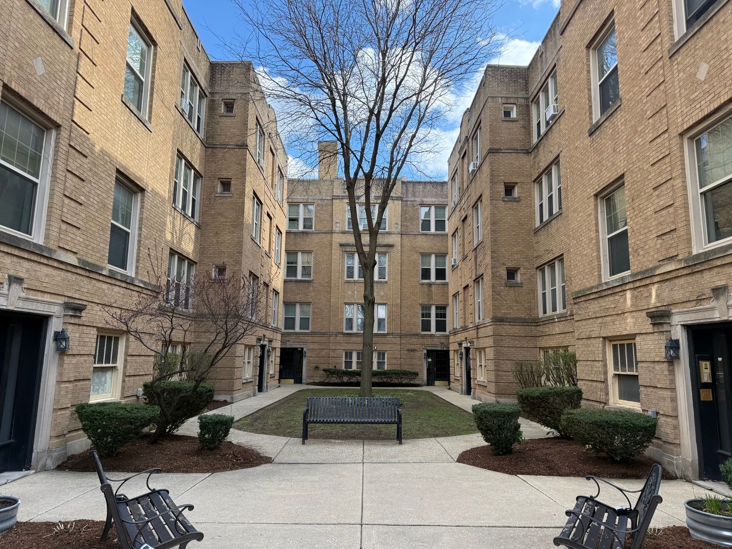 215A Washington Boulevard #2S — Oak Park, IL 60302