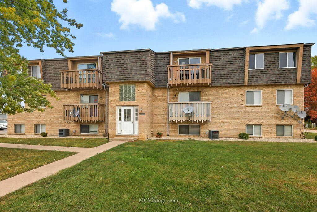 2390 Bicentennial Avenue #8 — Crest Hill, IL 60403