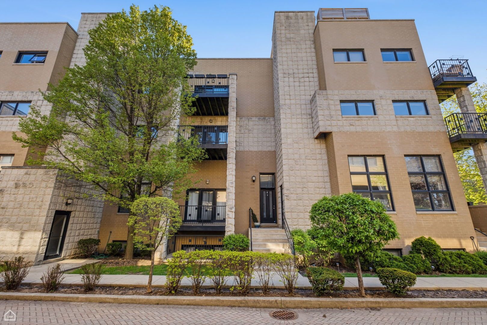 2144 W Schiller Street #E — Chicago, IL 60622