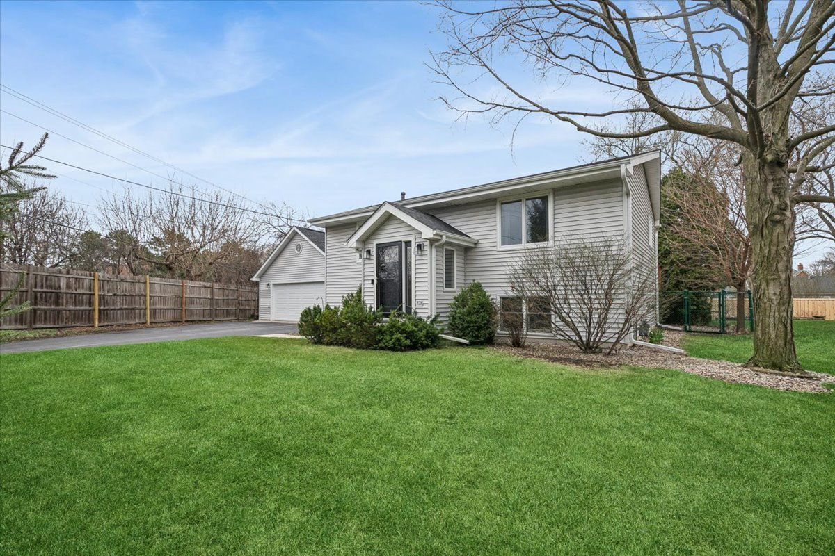904 W Woodland Road — Lake Bluff, IL 60044