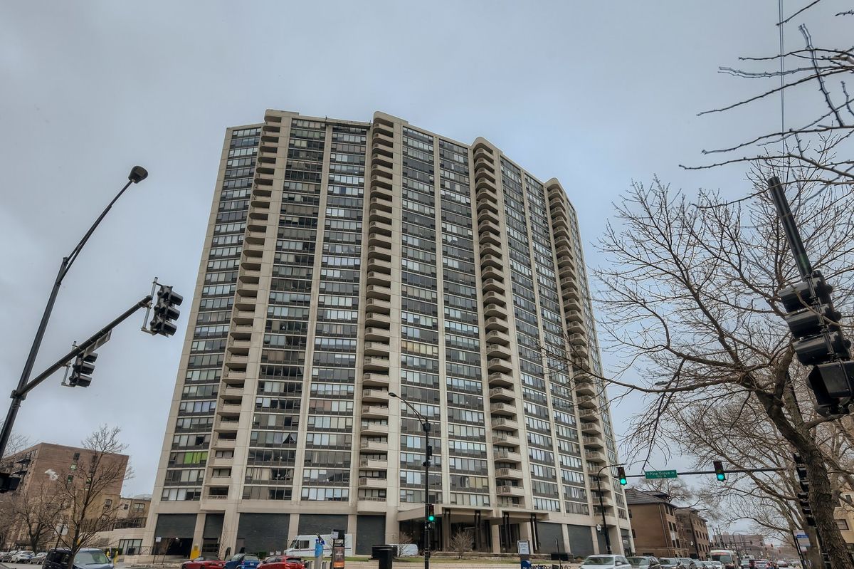 3930 Pine Grove Avenue, Chicago, IL 60613