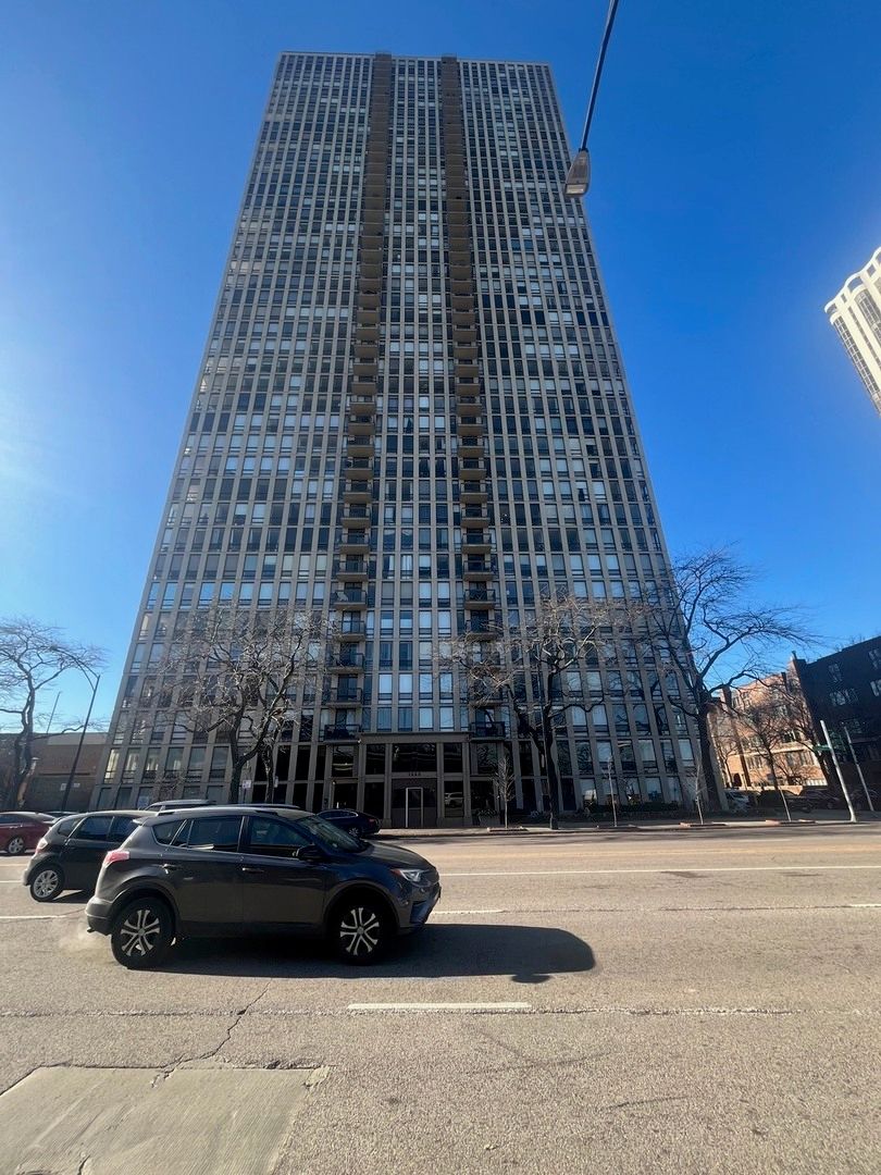 1660 N La Salle Drive #3208 — Chicago, IL 60614