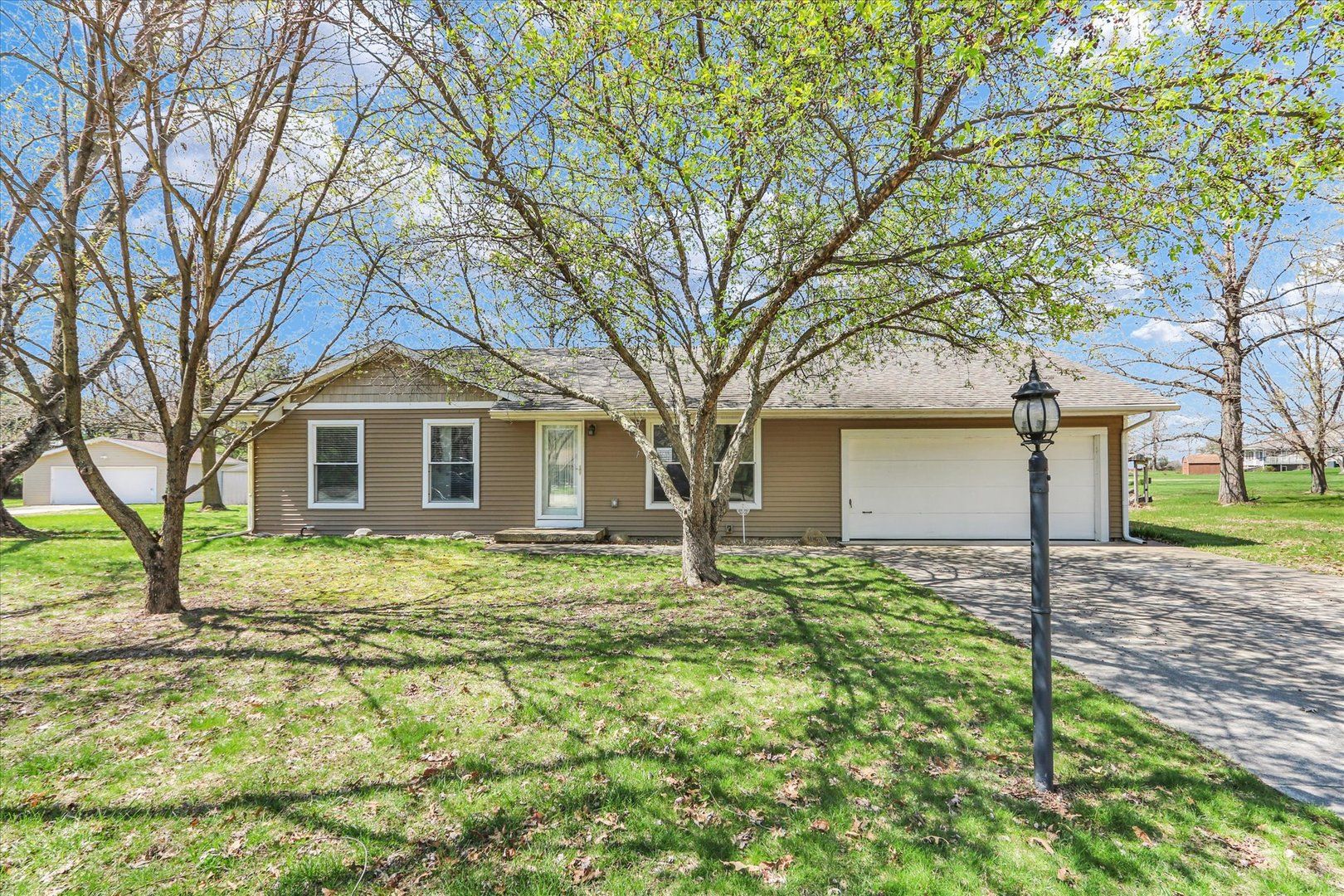 1113 S Herriott Court — Mahomet, IL 61853