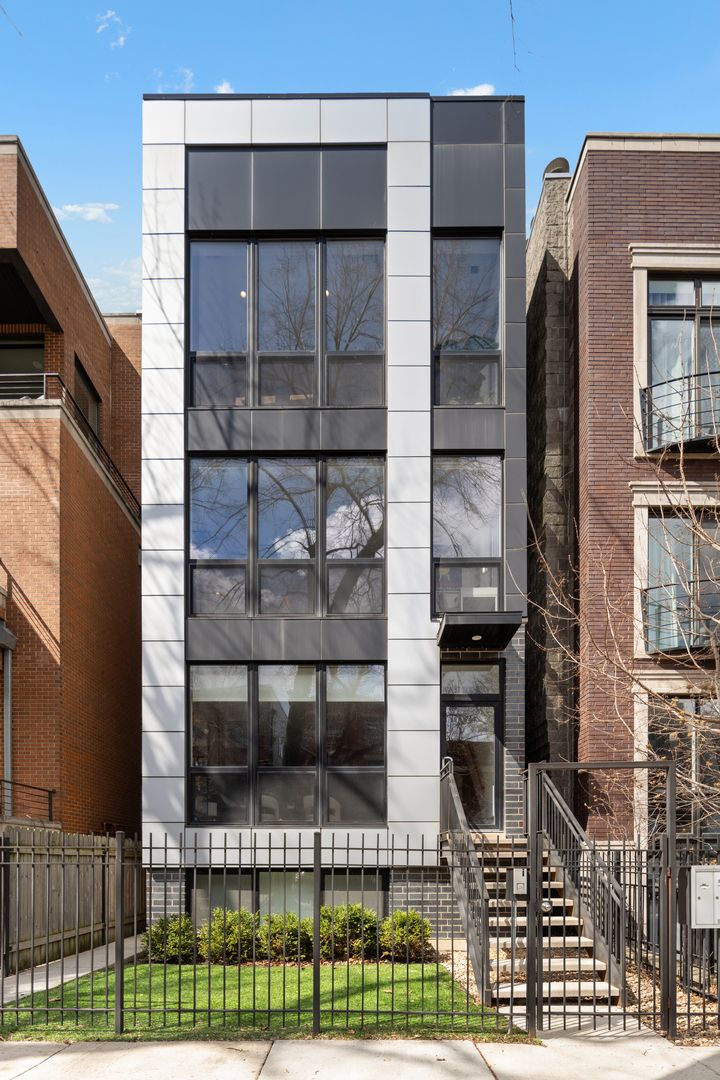 944 Winchester Avenue, Chicago, IL 60622