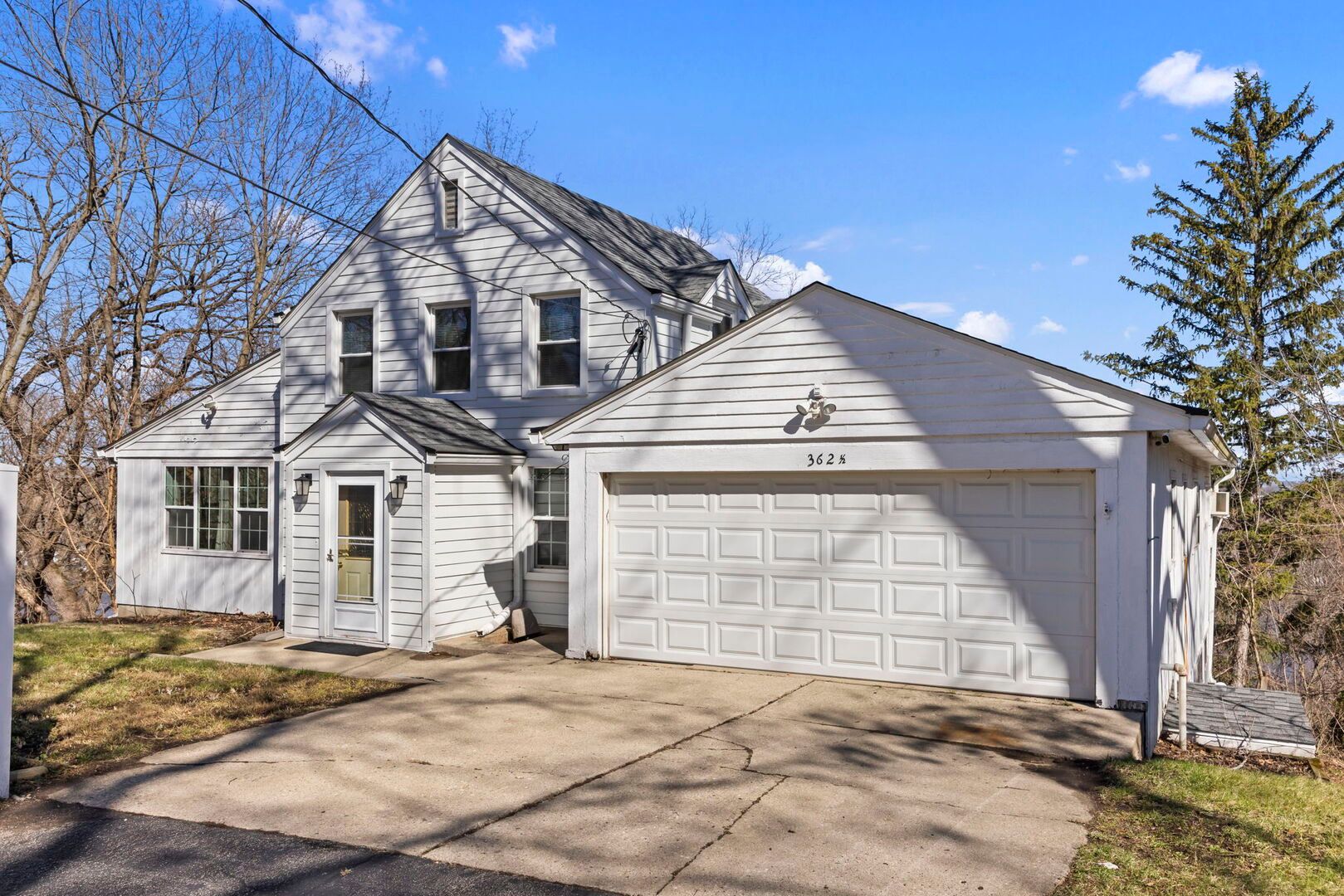 362 1/2 River Bluff Road — Elgin, IL 60120